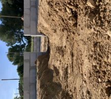 Retrait de la terre apr&egrave;s que les agglos soient pos&eacute;s 
Pour avoir 60cm et pouvoir passer plus librement