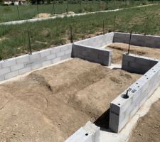 Retrait de la terre apr&egrave;s que les agglos soient pos&eacute;s 
Pour avoir 60cm et pouvoir passer plus librement