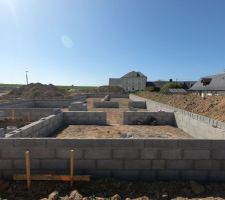 Vide sanitaire fin montage 3 rangs agglo, pose des planelles fait reste enduit hydrofuge face extérieur.

vivement la dalle