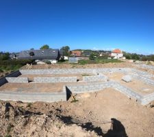 Vide sanitaire fin montage 3 rangs agglo, pose des planelles fait reste enduit hydrofuge face extérieur.

vivement la dalle