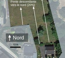 Vue aérienne du terrain avec la pente matérialisée par des flèches blanches.