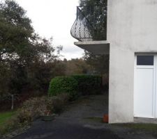 Balcon et partie du pignon ouest, la porte du garage donne sur le sous-sol complet, l'&eacute;tage &agrave; vivre est au dessus.