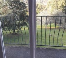 Vue depuis le balcon, le terrain descend en pente &agrave; 20% vers le nord.