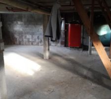 Vue du sous-sol complet, en regardant vers l'est. La hauteur de plafond est environ 190-200 cm, ce qui complique l'isolation par le dessous.