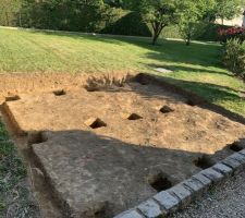 Fin du terrassement et positionnement des trous pour les plots beton