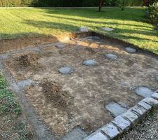 Remplissage de la semelle b&eacute;ton pour la pose d?un muret et des trous pour les plots