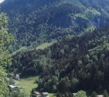 La Bistorte dans le paysage, avec le container blanc devant.