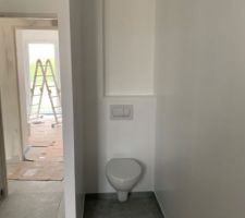 Toilettes dans la salle de bain