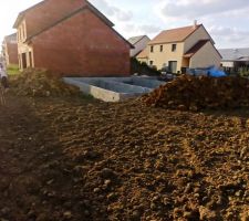 La terre pour le remblais étalée sur le terrain. Très propre.