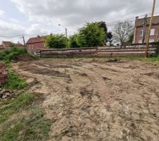 Le futur jardin à aménager et son mur rouge barres typique de la région du carembault !!