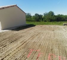 Mise à niveau de notre terrain avec celui de la voisine.