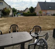 Pose des murs en L a l'arrière du terrain