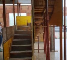 J83 - Escalier coffr&eacute;