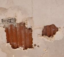 Plafond de l'abris avant travaux (fine couche de pl&acirc;tre)