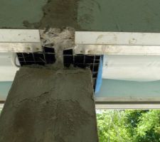 Trumeaux en b&eacute;ton entre les baies vitr&eacute;es