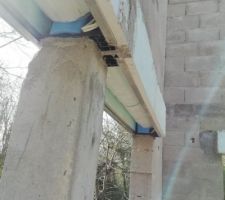 Trumeaux en b&eacute;ton entre les baies vitr&eacute;es