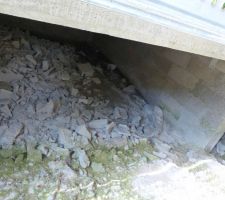 Vide sanitaire est encombré des gravas