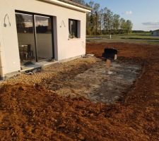 Emplacement futur terrasse (barbecue déjà en place)