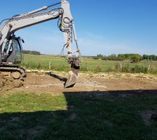 Grattage sur 20cm de la glaise et pose de terre végétale