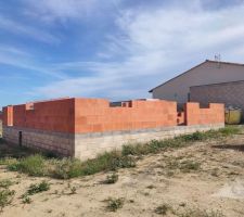 Facade avec la porte d'entr&eacute;e mal plac&eacute;e