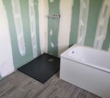 Pose du receveur de douche dans la salle de bain de l'étage.
