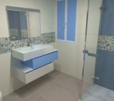 Exemple d'aménagement d'une salle de bain avec le carrelage Surface de Naxos, trouvé sur internet