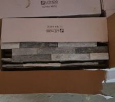 Les plaquettes de parement attendent tranquillement dans leur carton