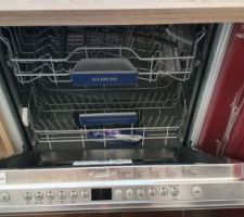 Le lave-vaisselle encastrable est encastré