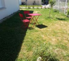 Chaises et table bistrot