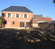 Terrassement du terrain, on étale 80m3 pour rendre le terrain plat