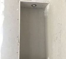 Petite loupiote dans la niche de l entrée