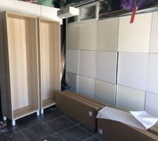 En construisant les meubles dans le garage j?ai eu comme un air de déjà vu.,,, à côté en blanc lol