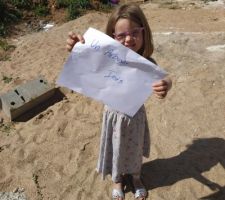 Les petits enfants font une surprise pour leur mamie le jour de son anniversaire