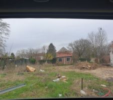 Voici notre terrain
1 an apr&egrave;s l'achat  
c'est  le dernier lot non construit du lotissement :/
Vous pouvez voir que les constructeurs voisins y ont d&eacute;pos&eacute;s ce qu'ils souhaitaient  :@