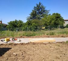 Mise en place des poutres autour du terrain de pétanque