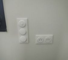 Cache interrupteur mis et pas tr&egrave;s droit.