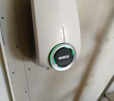 Borne de recharge pour la voiture électrique qui arrive
