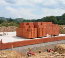 Début du montage des murs en briques.