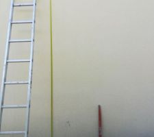 Fissures verticales et traversantes sur le pignon de la maison côté rue