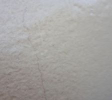 Fissures verticales et traversantes sous la terrasse