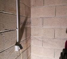 Fissures verticales et traversantes sur le pignon de la maison côté rue côté interieur