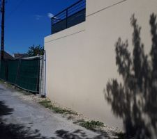 Mur c&ocirc;t&eacute; rue