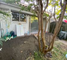 On a utilisé la terre pour remblayer au niveau de la terrasse.