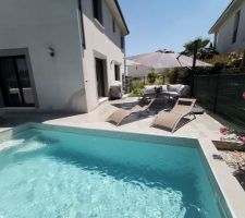 Piscine enfin terminé. Le carrelage a été posé la semaine dernière, ça change tout par rapport à la résine qu'on avait l'année dernière!