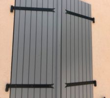 Volets mis en peinture couleur gris galet marque V33