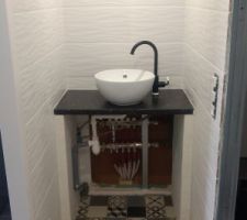 Le lavabo de la future chambre.