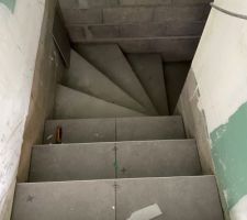 L?escalier vers le sous-sol avance bien !