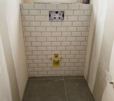 WC du RDC, fa&iuml;ences pos&eacute;es