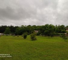 Vue du fond du jardin. Notre maison sera au niveau de la maison que l'on aperçoit au fond à droite