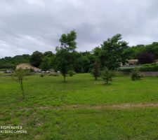 Vue du fond du jardin. Notre maison sera au niveau de la maison que l'on aperçoit au fond à droite